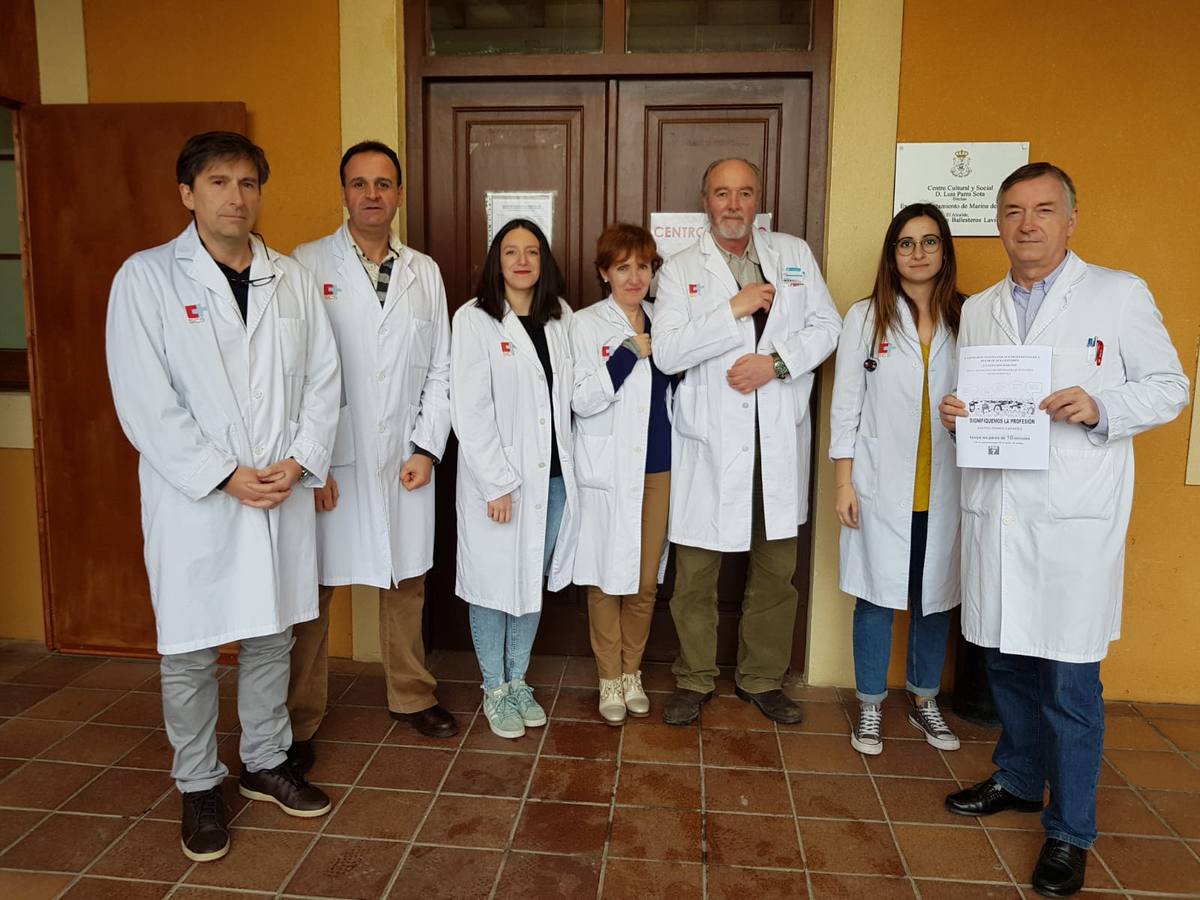 Decenas de profesionales escenifican su «hartazgo» por sus condiciones laborales con paros a las puertas de los centros de salud