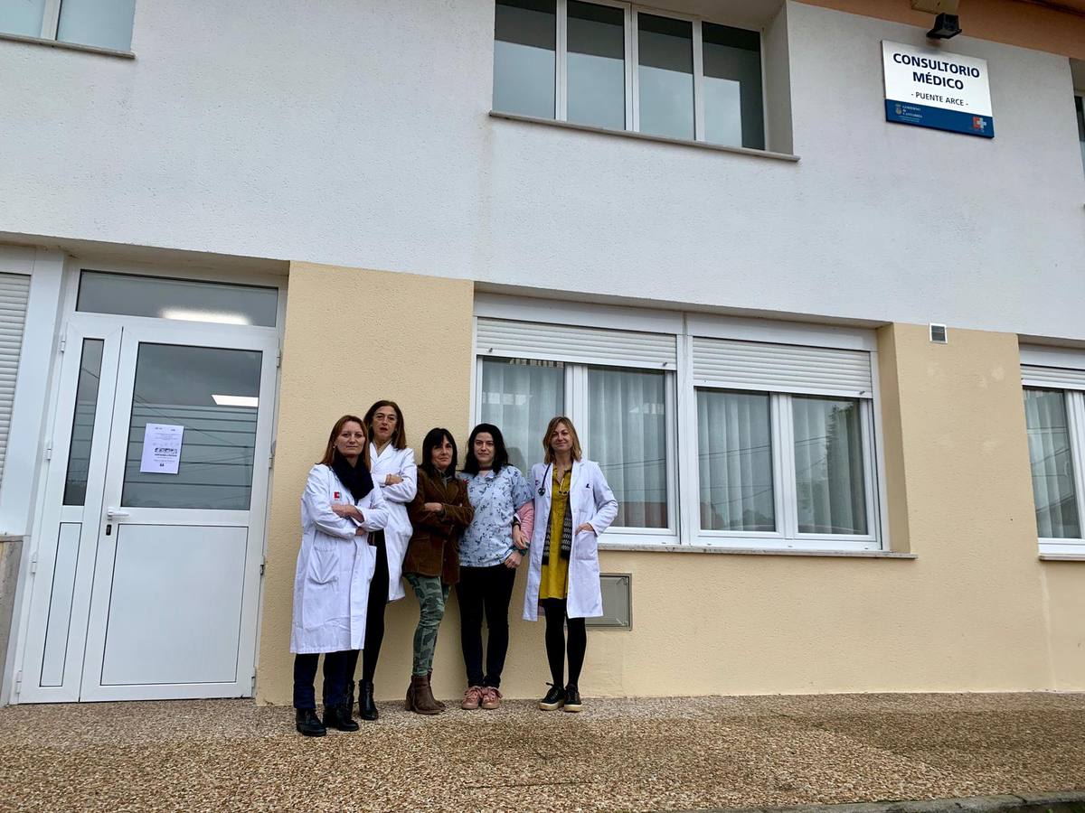 Decenas de profesionales escenifican su «hartazgo» por sus condiciones laborales con paros a las puertas de los centros de salud