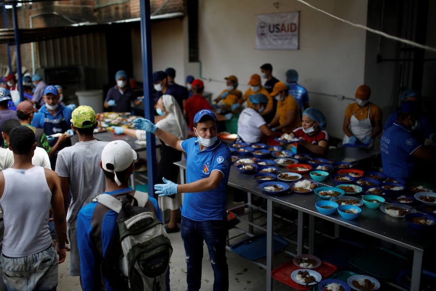 Los primeros envíos de asistencia llegan a la frontera con Colombia 