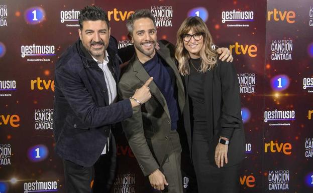 Roberto Leal junto a Tony Aguilar y Noemí Galera.