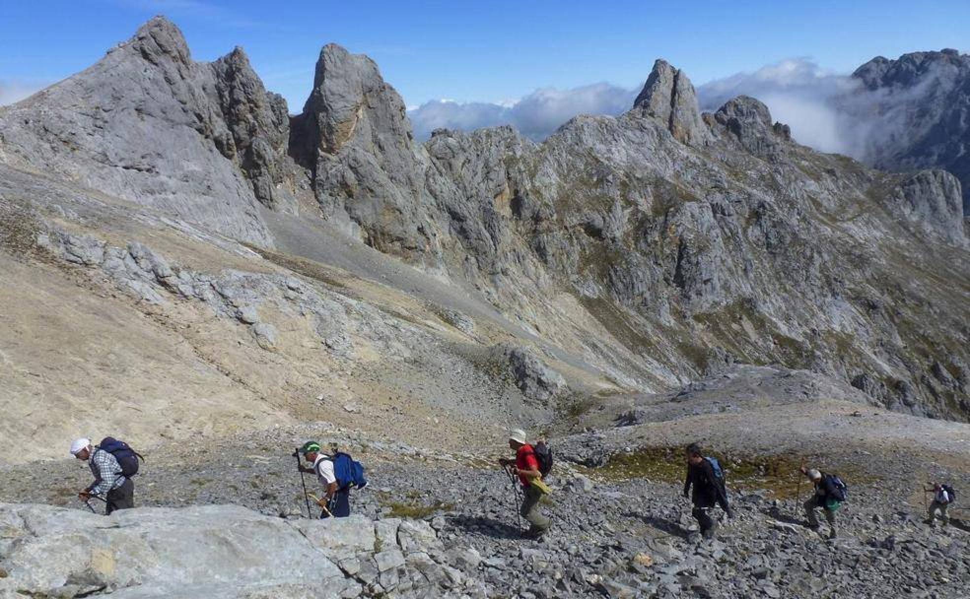 Un grupo de montañeros asciende por la Canal del Vidrio.