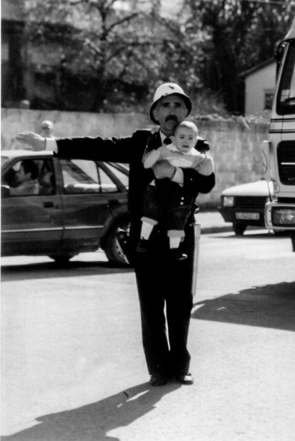 ‘Nureyev’ accede a ser fotografiado con un niño en brazos mientras regula la circulación.