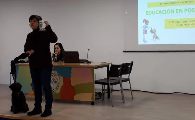 Las charlas se desarrollan en centros educativos de toda Cantabria.