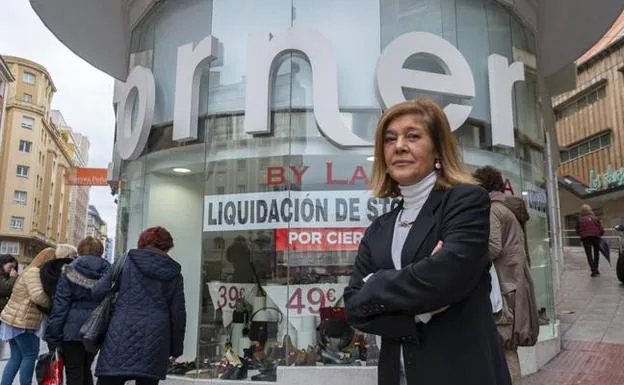Luz Mazo, propietaria de la Zapatería Corner, en la calle Isabel II, anuncia su cierre. 