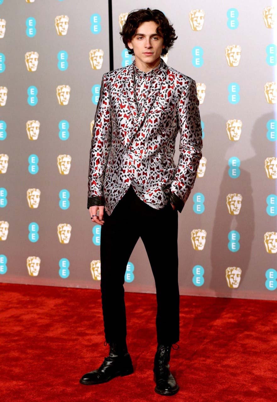 Timothée Chalamet lució un traje firmado por Haider Ackermann. Este chico siempre arrasa en las alfombras rojas por su forma de arriesgar. Y en estos premios Bafta no ha sido para menos. ¡Qué ganas de ver su look en los Oscar! 