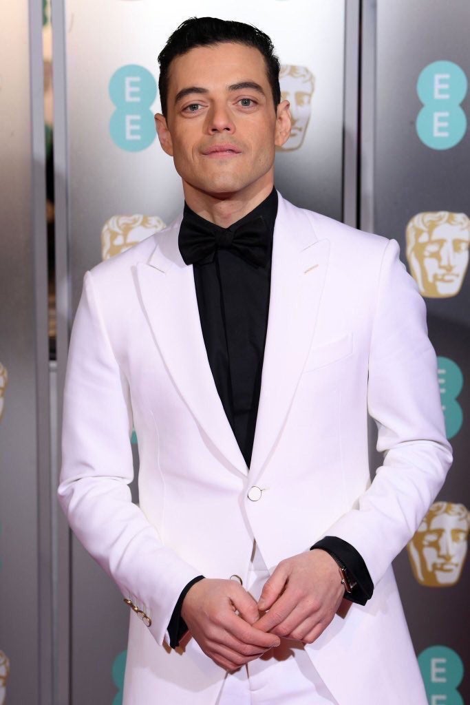 Rami Malek se está llevando todos los premios este año, y todo apunta a que también se llevara el Oscar por su maravillosa interpretación de Freddie Mercury. También está triunfando en las alfombras rojas, y ayer lució este smoking blanco con camisa y pajarita en negra.