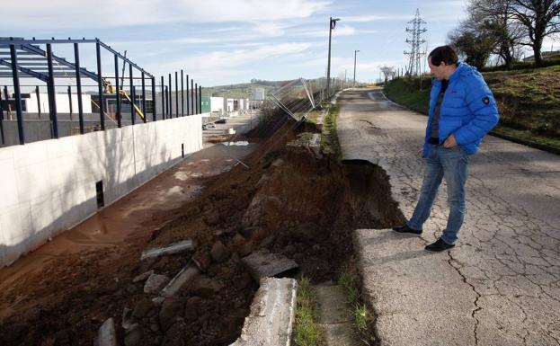 Jorge Gutiérrez muestra el argayo que ha cortado el acceso principal al barrio La Serna.