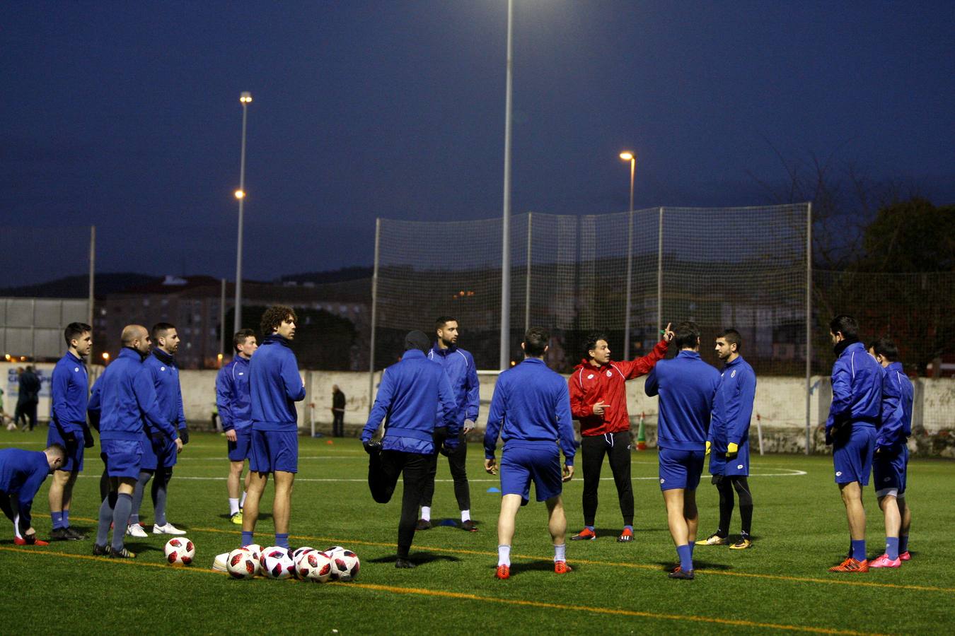 Fotos: El preparador físico Alberto García dirige el entrenamiento de la Gimnástica tras el cese de Lago