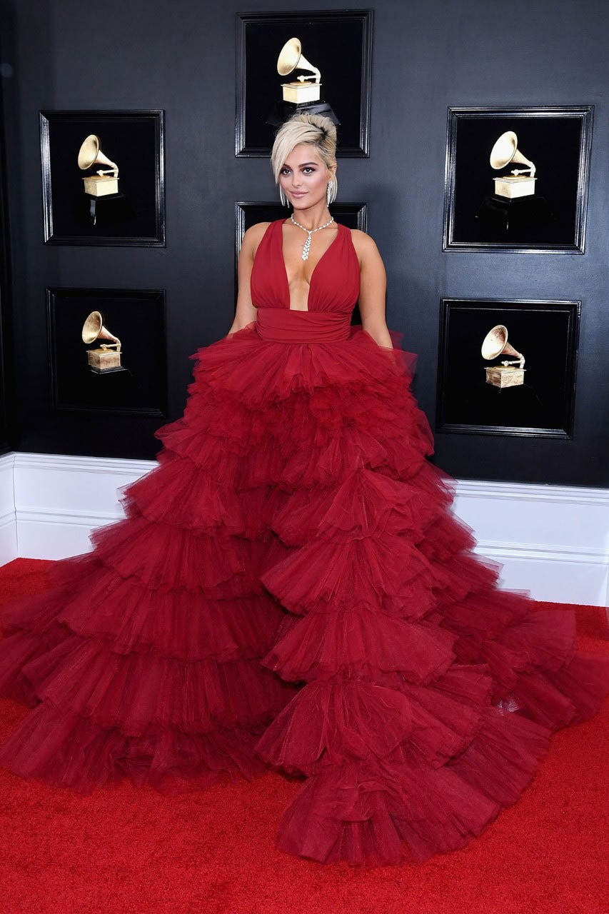 ¡Qué guapa estaba Bebe Rexha y cómo la aplaudieron! Y todo por la polémica que surgió hace una semana debido a que ningún diseñador quería vestirla para los Grammy, ¡sólo porque ella usa una talla 40! Sí, señores, una 40, una talla de lo más normal. 