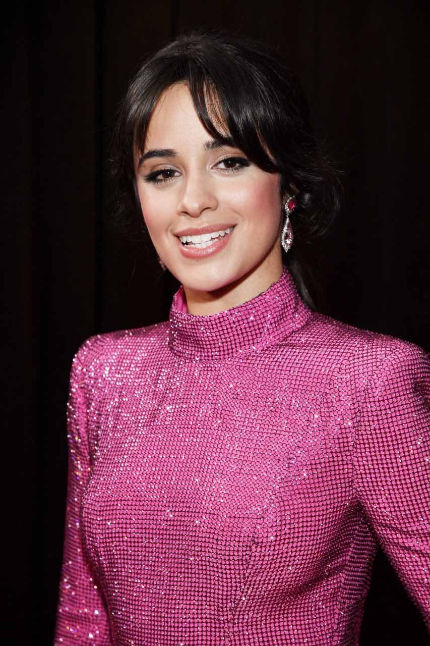 Camila Cabello posó en la 'red carpet' con este vestido lleno de brillantes en color rosa de Armani. 