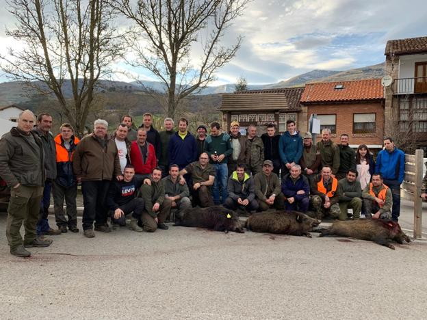 Integrantes de la cuadrilla 145, que dirige Roberto Fernández, con los tres jabalíes abatidos al pasado sábado en el lote de Vaocerezo. 