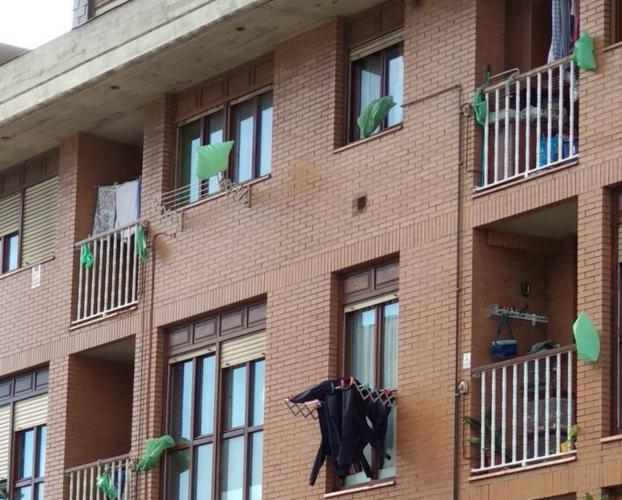  En las calles de las localidades por donde tiene previsto pasar la línea se han colgado bolsas verdes como acción reivindicativa. 