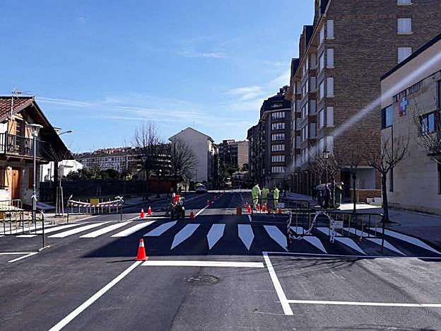 Trabajos realizados en un paso de peatones próximo al centro de salud, en la calle Pintor Rosales.