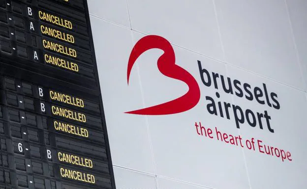 Imagen de un panel informativo en el aeropuerto de Bruselas informado de la cancelación de vuelos por la huelga.