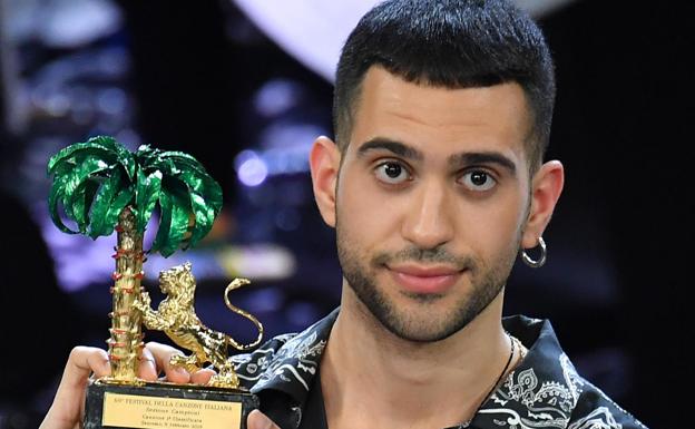 Mahmood levanta su trofeo como ganador en San Remo. 