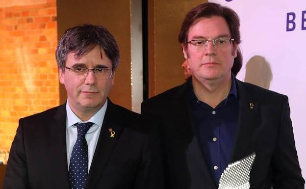 Puigdemont (i) y Longoria posan tras la entrega del premio en la gala. 