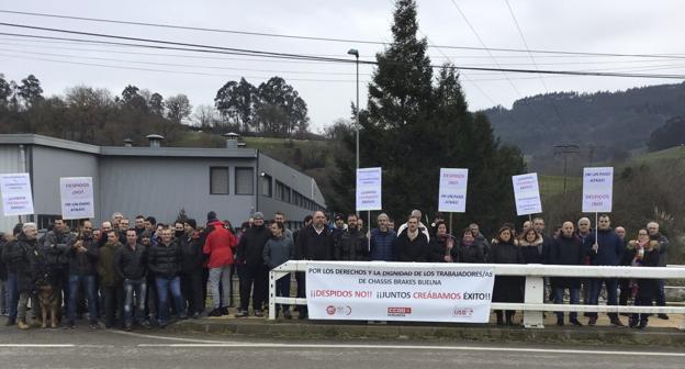 Una de las concentraciones que se llevaron a cabo junto a la factoría. :: nacho cavia