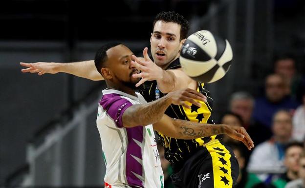 El base del Unicaja, Ryan Boatright (i), lucha contra Ferrán Bassasferran, del Iberostar Tenerife.