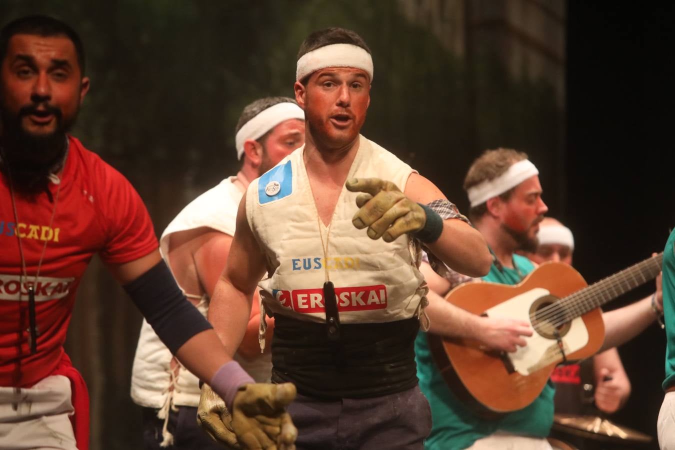 Fotos: La chirigota de Santoña pone en pie al Teatro Falla