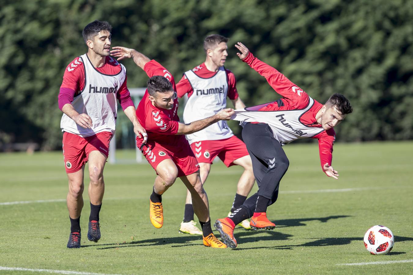 Buñuel es agarrado por Barral en una intensa jugada del entrenamiento de ayer en La Albericia. 