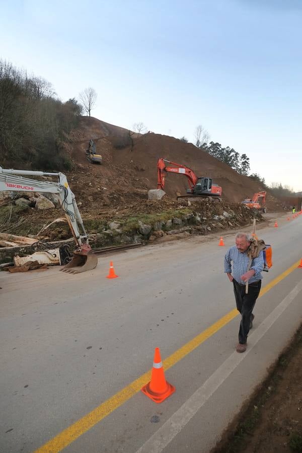 Fotos: Obras para restablecer el tráfico en la carretera afectada por el argayo de Ruente