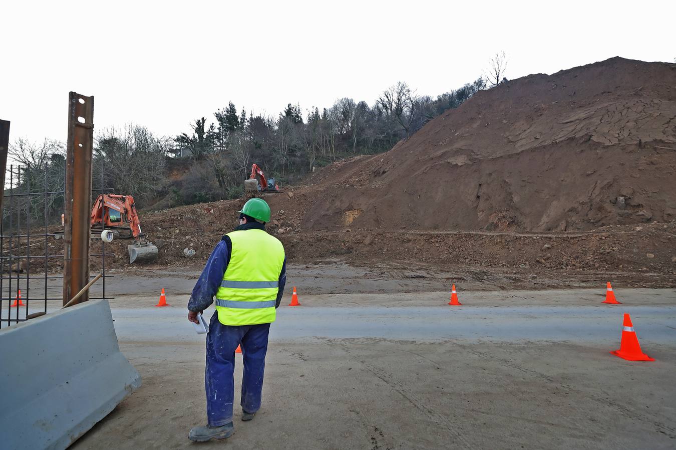 Fotos: Obras para restablecer el tráfico en la carretera afectada por el argayo de Ruente