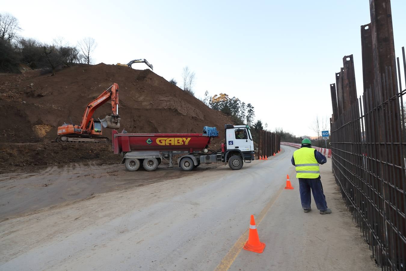 Fotos: Obras para restablecer el tráfico en la carretera afectada por el argayo de Ruente