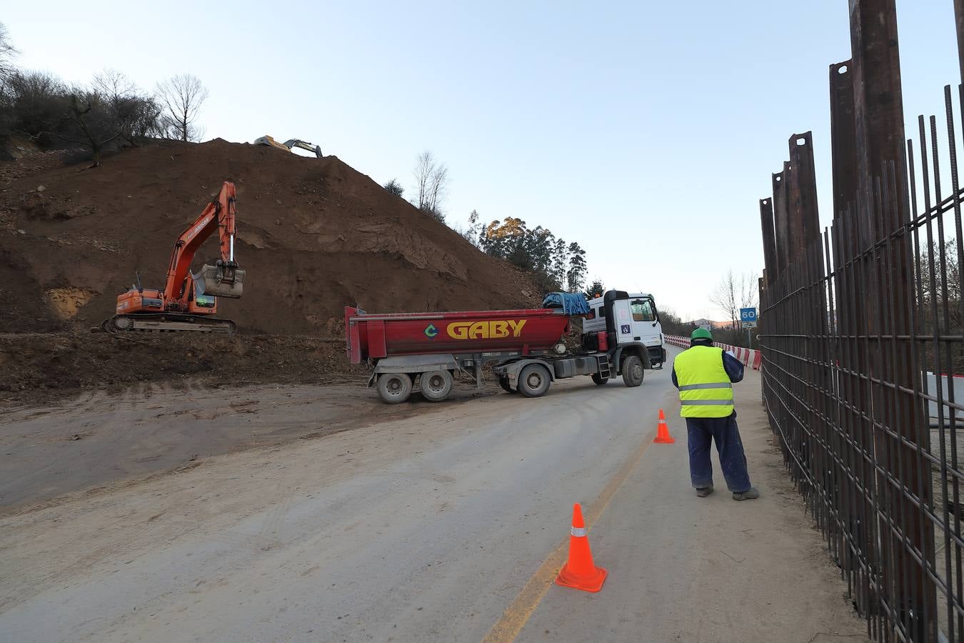 Fotos: Obras para restablecer el tráfico en la carretera afectada por el argayo de Ruente