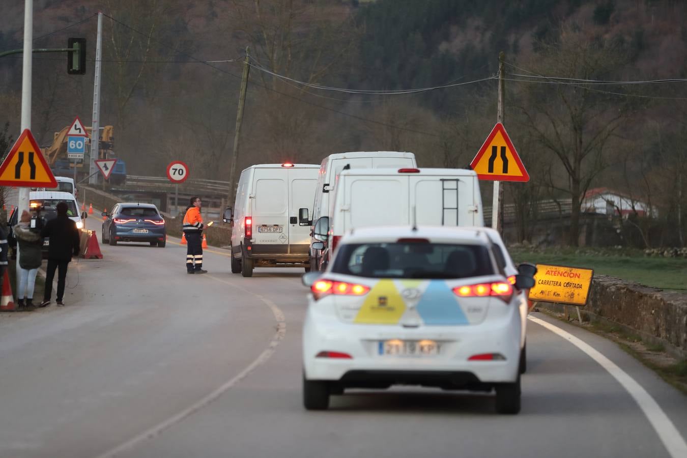 Fotos: Obras para restablecer el tráfico en la carretera afectada por el argayo de Ruente