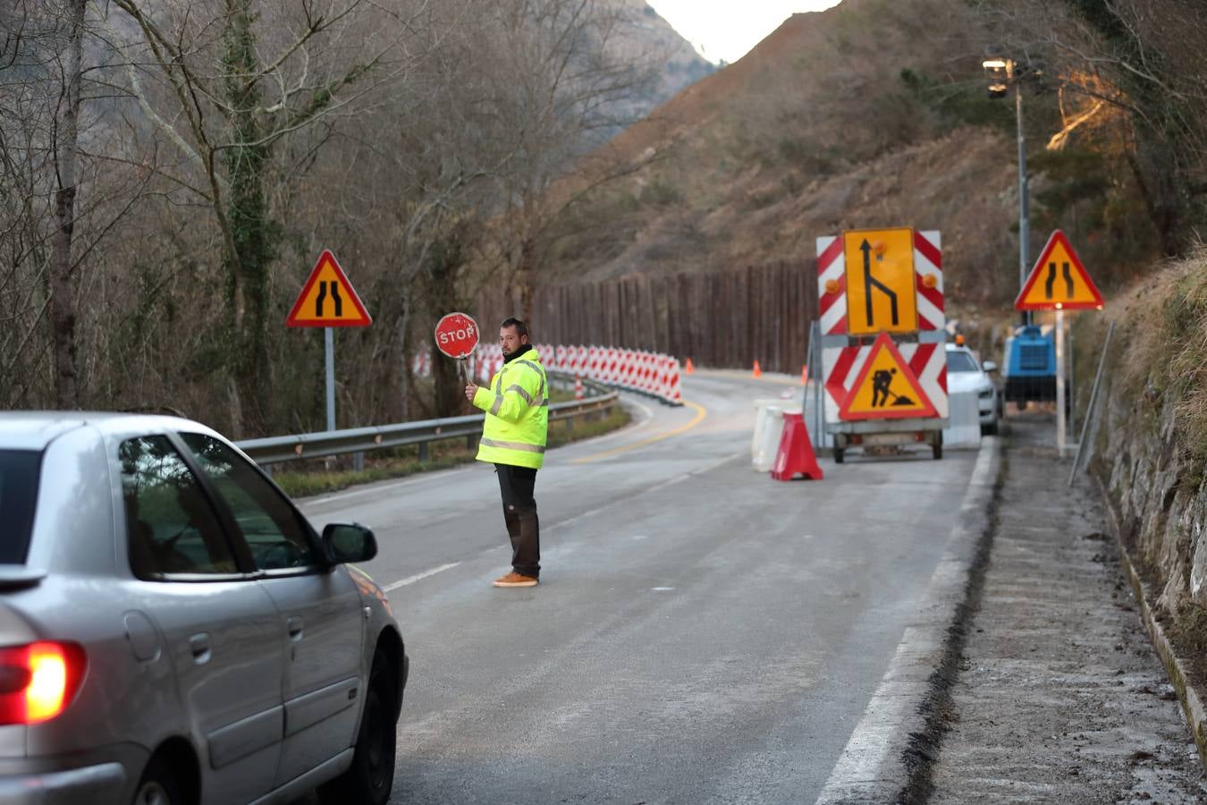 Fotos: Obras para restablecer el tráfico en la carretera afectada por el argayo de Ruente