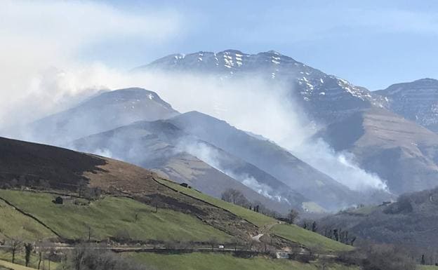 Imagen de uno de los incendios desde el alto de La Braguía.