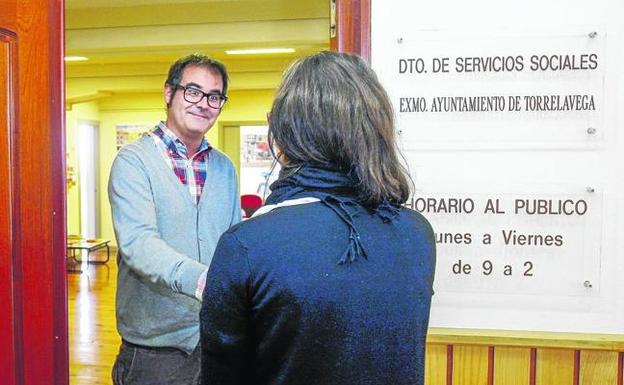 El director gerente de Servicios Sociales, David Orue, recibe a una usuaria en la oficina de Baldomero Iglesias. 