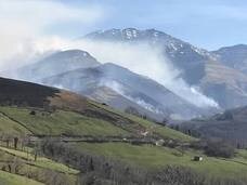 Imagen secundaria 1 - Incendios vistos desde el alto de La Braguía.