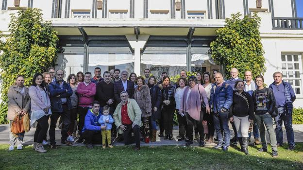 Presentación. El Hotel Escuela Las Carolinas acogió la presentación de laVII Ruta de los Pucheros de Cantabria por parte del presidente de la Asociación de Hostelería, Ángel Cuevas. El acto contó con la presencia de numerosos representantes de los establecimientos participantes, a quienes animó Cuevas a ofrecer guisos de gran calidad porque un estudio reciente sostiene que los turistas lo que más aprecian es la cocina tradicional. La final del certamen se celebrará el 7 de marzo en directo. 