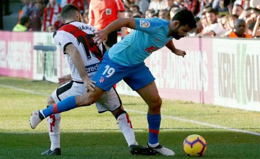 Diego Costa, disputando un balón ante el Rayo Vallecano