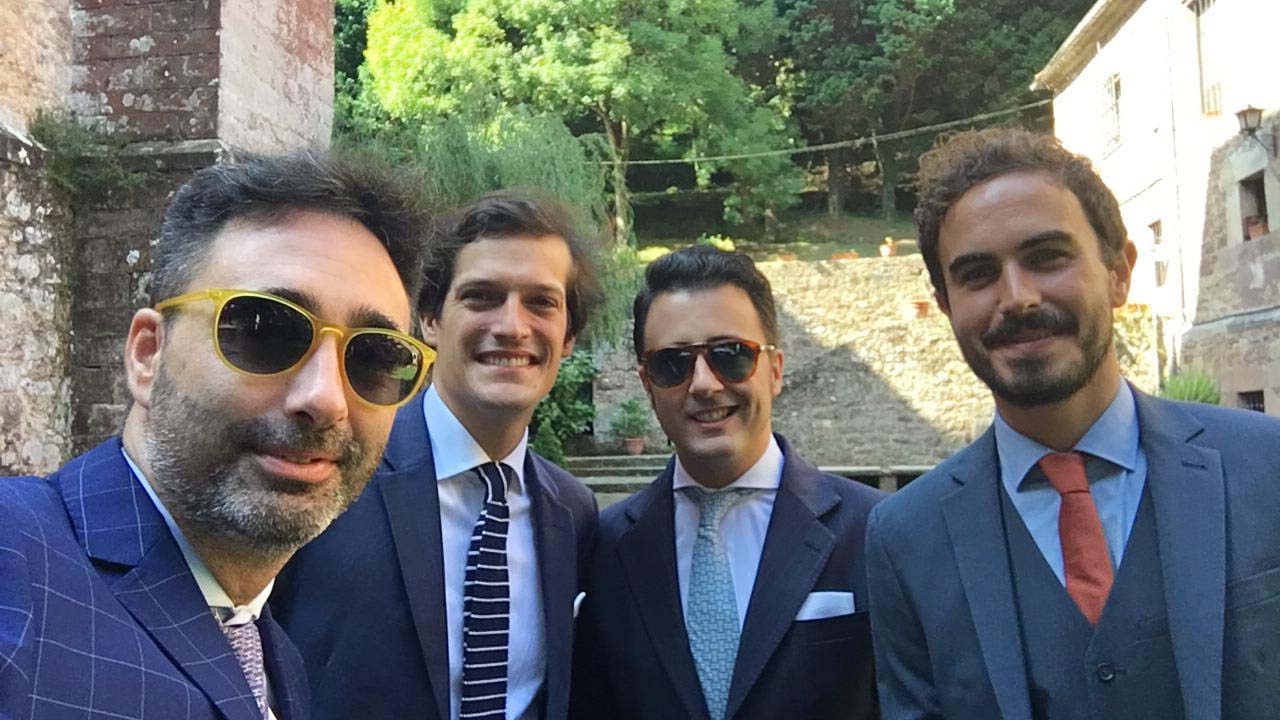 Lorenzo Berrazueta y amigos, de elegante azul, en una boda.