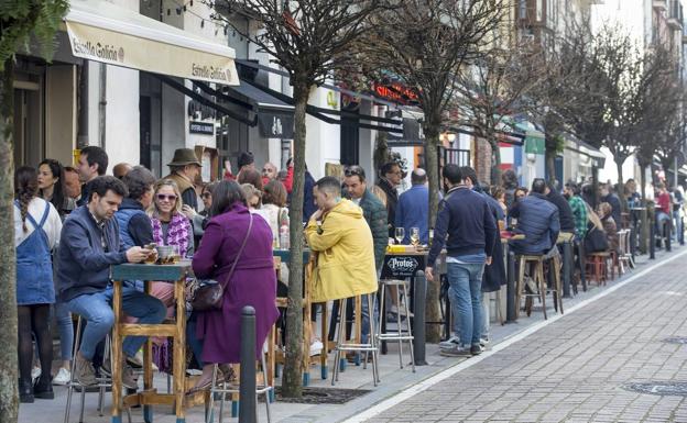 Ocio de día. El buen tiempo animó ayer las terrazas, como se aprecia en esta calle del centro de Santander.