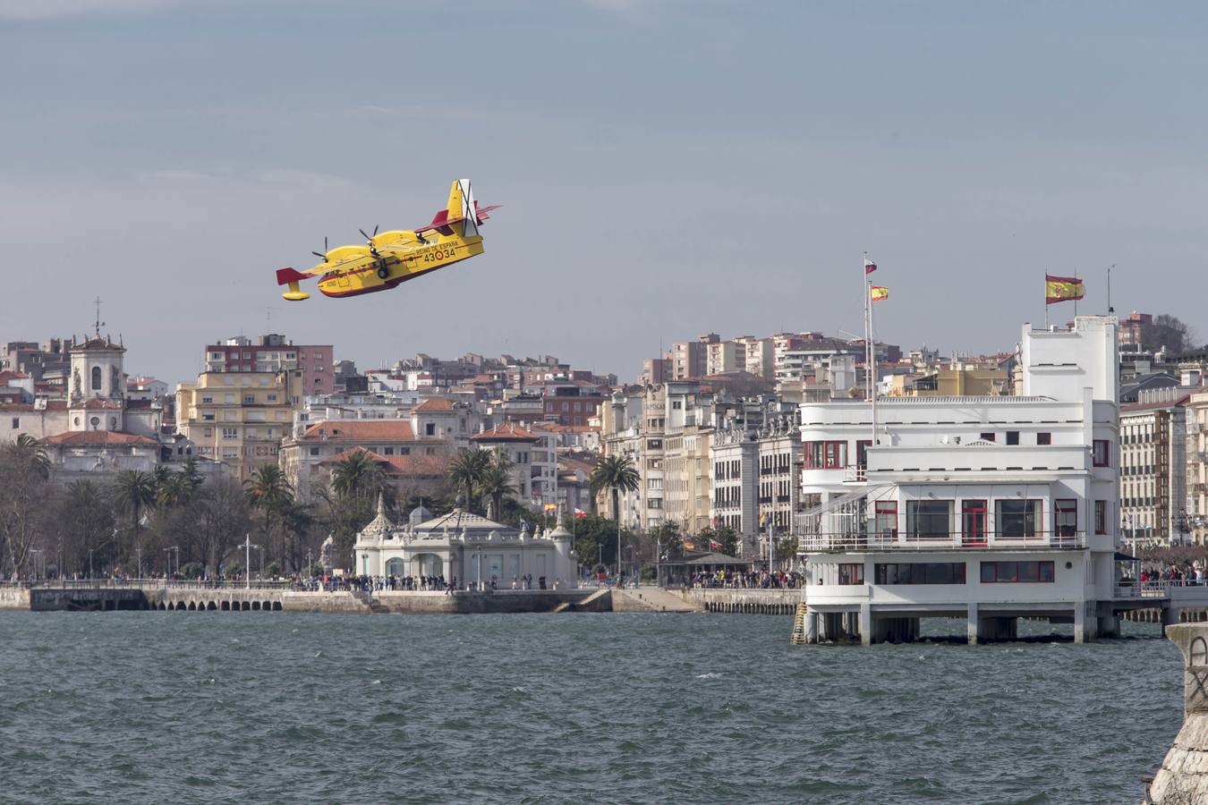 Fotos: Hidroaviones en la bahía