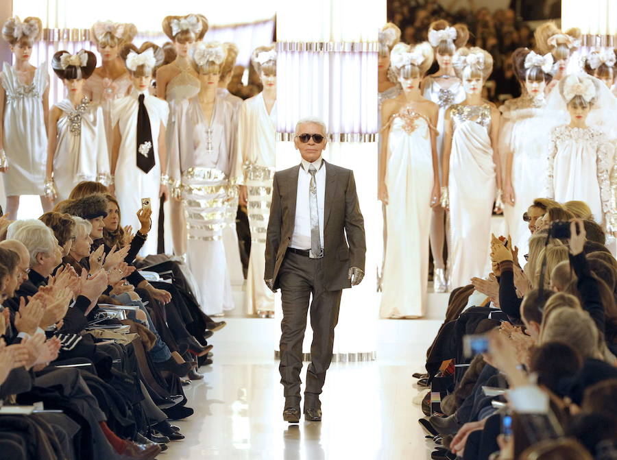 El diseñador alemán Karl Lagerfeld, conocido por haber dirigido las creaciones de la firma francesa Chanel desde 1983, ha fallecido este martes a los 85 años de edad.