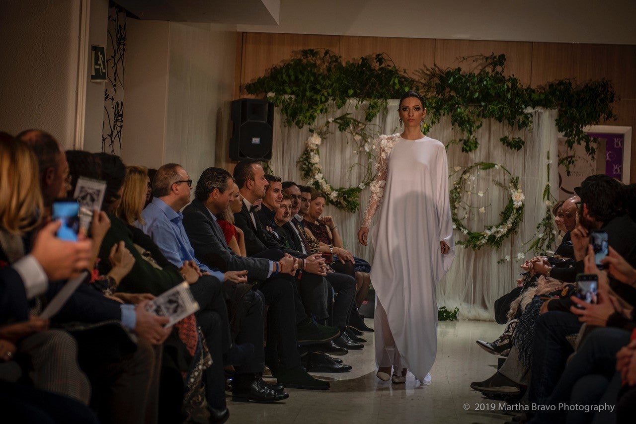 El diseñador presentó sus diseños de novia y ceremonia en un desfile solidario contra el cáncer en Torrelavega, todo un éxito de convocatoria