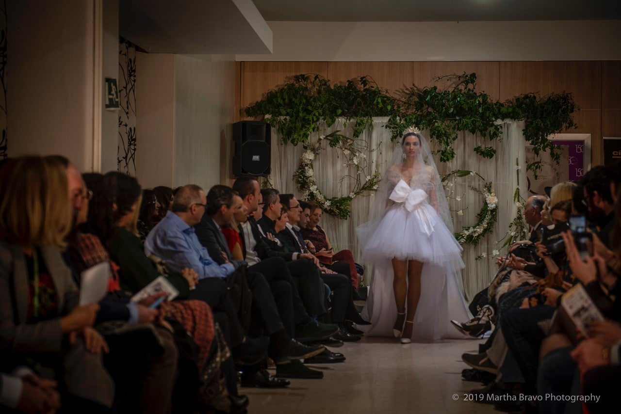 El diseñador presentó sus diseños de novia y ceremonia en un desfile solidario contra el cáncer en Torrelavega, todo un éxito de convocatoria