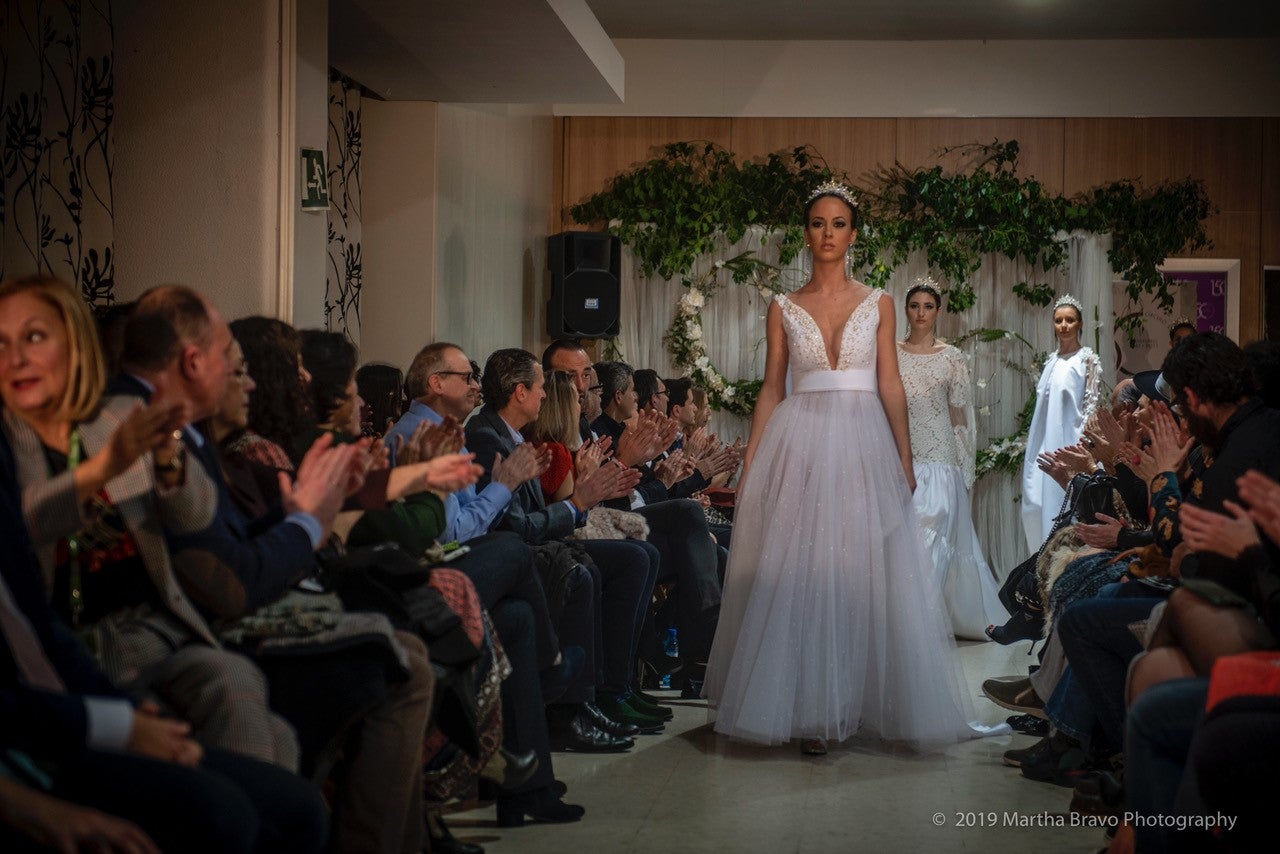 El diseñador presentó sus diseños de novia y ceremonia en un desfile solidario contra el cáncer en Torrelavega, todo un éxito de convocatoria