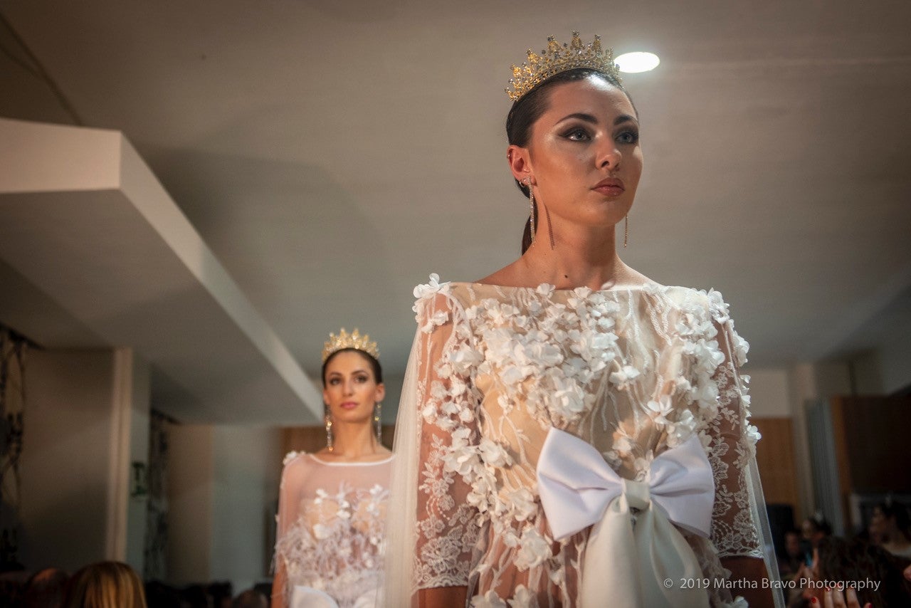 El diseñador presentó sus diseños de novia y ceremonia en un desfile solidario contra el cáncer en Torrelavega, todo un éxito de convocatoria