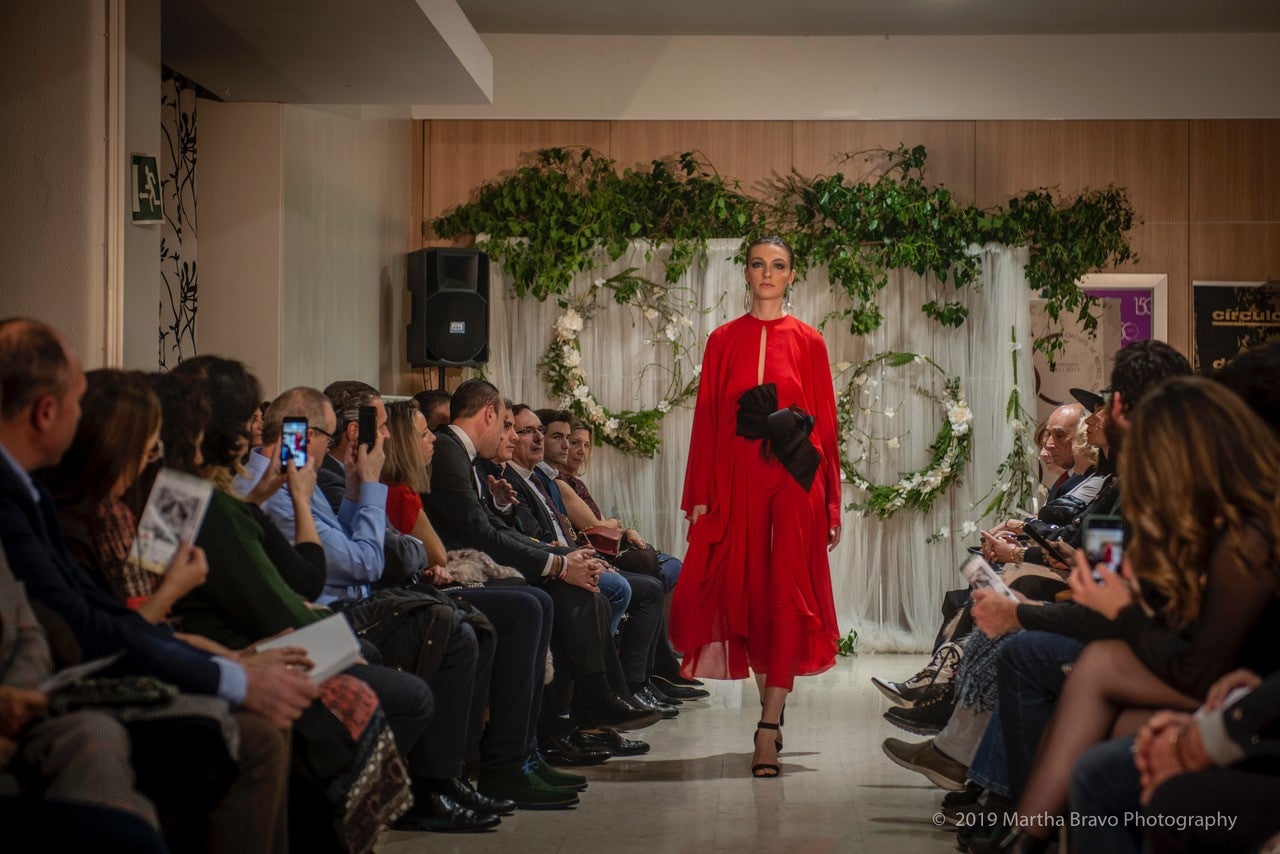 El diseñador presentó sus diseños de novia y ceremonia en un desfile solidario contra el cáncer en Torrelavega, todo un éxito de convocatoria