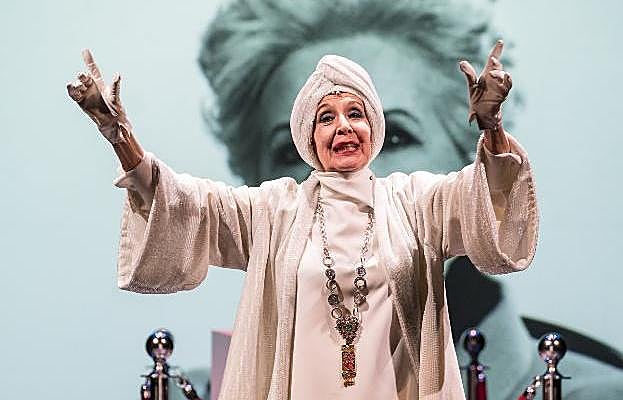 Triple función de Concha Velasco