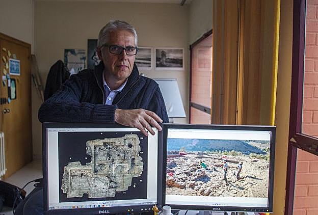 El investigador Luis César Teira, en su despacho de la UC, con las imágenes de la investigación realizada en Jordania.