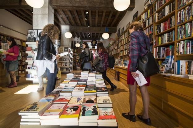 En Cantabria se compran una media de 10,5 libros al año, la más alta del país. :: javier cotera