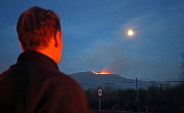 Imagen. Los incendios de Cabuérniga, vistos desde los pueblos de Fresneda,Saja y Viaña