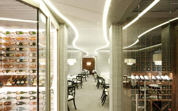 Dos bodegas flanquean la entrada al comedor del restaurante Zalacaín.