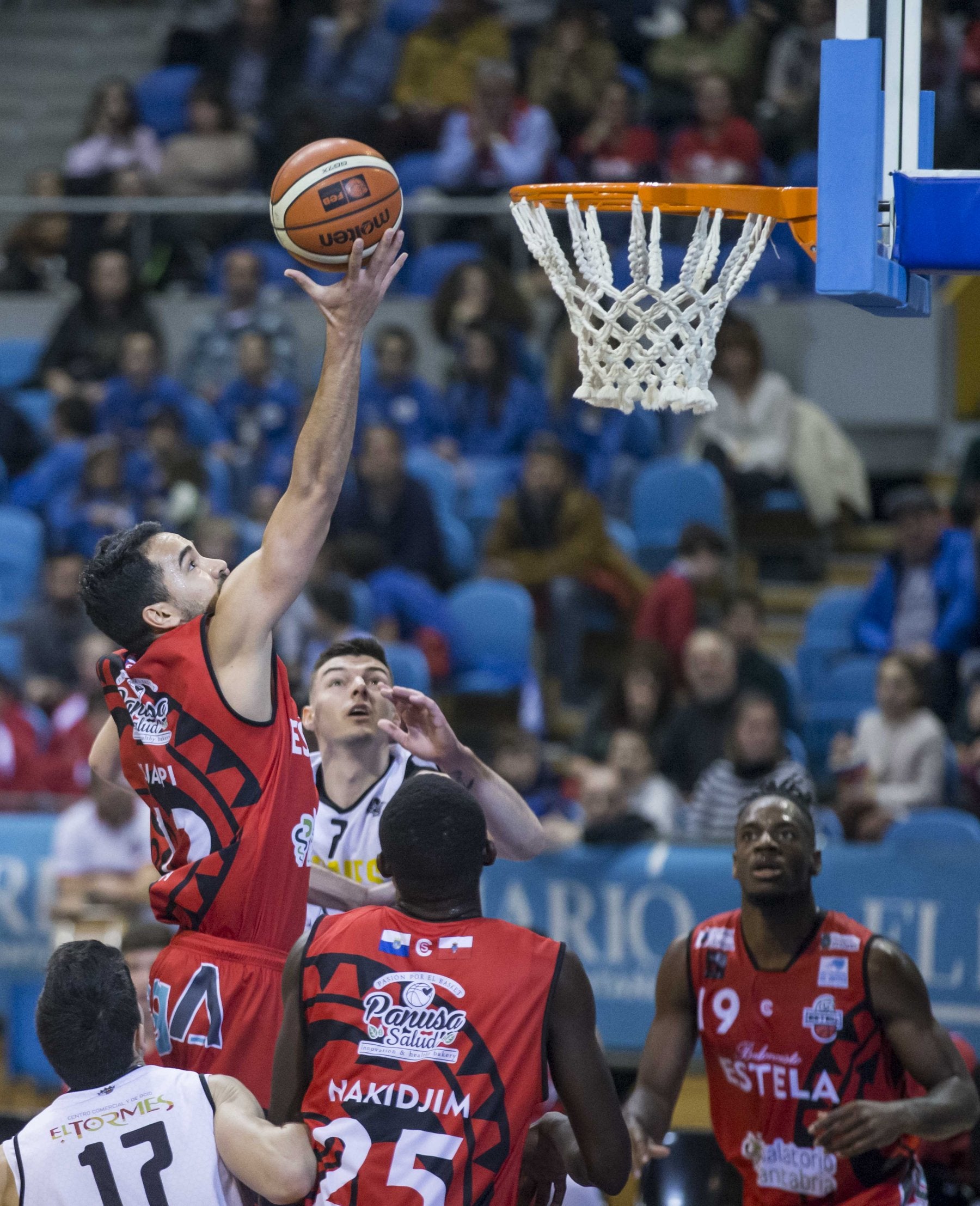 Juampi Sutina entra a canasta ante el Tormes.